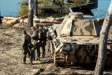 Dnepr, Ukrayna - 10.29.2013: Tanklar, uçaklar, araçlar ve dönem kostüm ve üniformalı insanların katıldığı 2. Dünya Savaşı dönemi askeri gösteri. Dnepr 'in kurtuluşu için yapılan savaşın restorasyonu