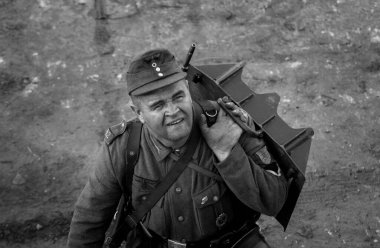 Dnepr, Ukrayna - 10.29.2013: Tanklar, uçaklar, araçlar ve dönem kostüm ve üniformalı insanların katıldığı 2. Dünya Savaşı dönemi askeri gösteri. Dnepr 'in kurtuluşu için yapılan savaşın restorasyonu