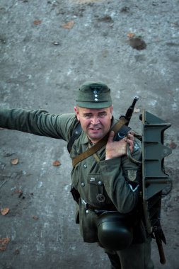 Dnepr, Ukrayna - 10.29.2013: Tanklar, uçaklar, araçlar ve dönem kostüm ve üniformalı insanların katıldığı 2. Dünya Savaşı dönemi askeri gösteri. Dnepr 'in kurtuluşu için yapılan savaşın restorasyonu