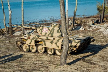 Dnepr, Ukrayna - 10.29.2013: Tanklar, uçaklar, araçlar ve dönem kostüm ve üniformalı insanların katıldığı 2. Dünya Savaşı dönemi askeri gösteri. Dnepr 'in kurtuluşu için yapılan savaşın restorasyonu