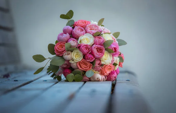 Buquê Flores Rosa Brancas Rosa Uma Superfície Madeira Cinza Conceito — Fotografia de Stock