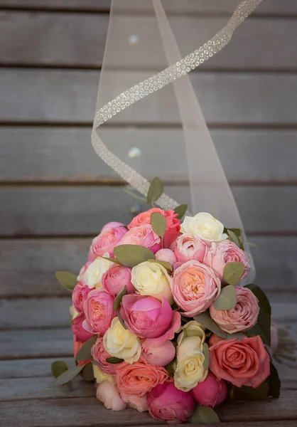 Bouquet Fleurs Roses Blanches Sur Une Surface Bois Gris Concept — Photo