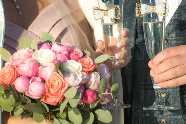 Esküvői Csokor Fehér Rózsaszín Rózsa Virágok Poharak Pezsgő Kezében Menyasszony — Stock Fotó