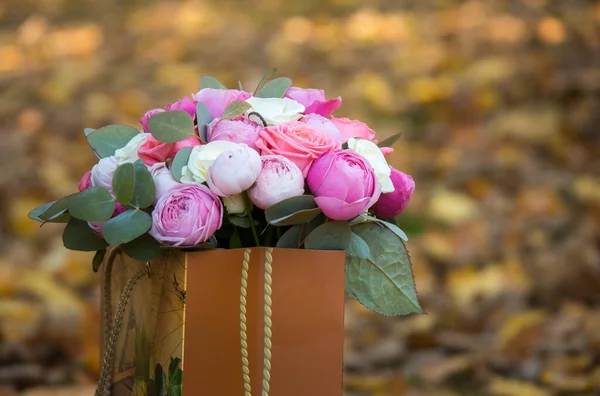 Свадебный Букет Белых Розовых Цветов Роз Против Размытых Желтых Осенних — стоковое фото
