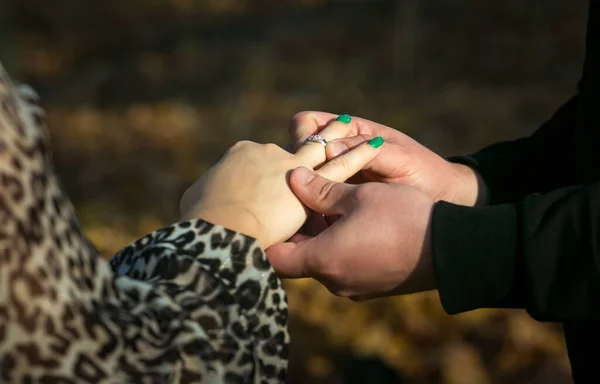Жених Надевает Обручальное Кольцо Палец Невесты Время Помолвки — стоковое фото