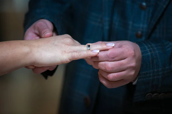 在一个基督教婚礼上 新娘和新郎在教堂交换结婚戒指 — 图库照片