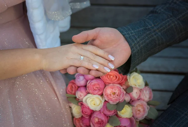 Menyasszony Vőlegény Jegygyűrűt Cserélnek Templomban Egy Keresztény Esküvőn — Stock Fotó