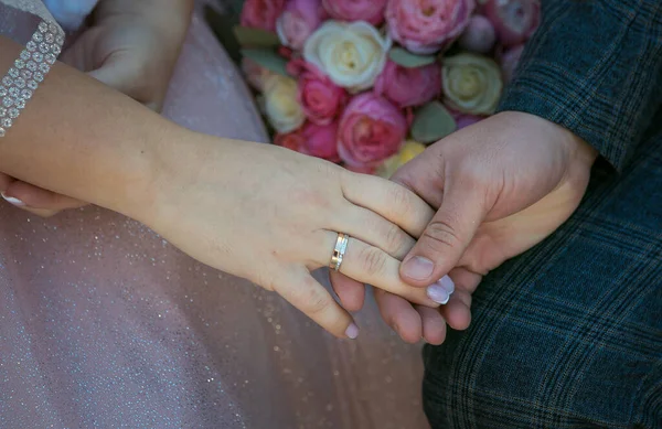 Menyasszony Vőlegény Jegygyűrűt Cserélnek Templomban Egy Keresztény Esküvőn — Stock Fotó