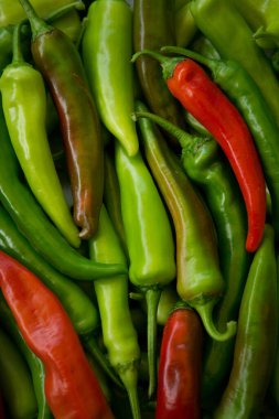 Acı kırmızı biberli arka plan. Arka plan olarak kırmızı ve yeşil biber. Sağlıklı gıda konsepti.