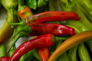 Acı kırmızı biberli arka plan. Arka plan olarak kırmızı ve yeşil biber. Sağlıklı gıda konsepti.