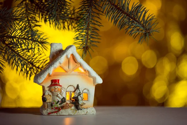 Spielzeug Weihnachtshaus Auf Funkelndem Und Fabelhaftem Bokeh Hintergrund Mit Kopierraum — Stockfoto
