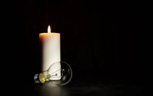 Горить Свічка Біля Вимкненої Лампочки Темному Будинку Відключення Електроенергії Втрата — стокове фото