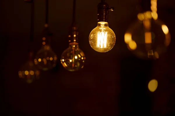 Горящая Лампочка Слабо Светится Фоне Размытых Желтых Огней Энергетический Кризис — стоковое фото