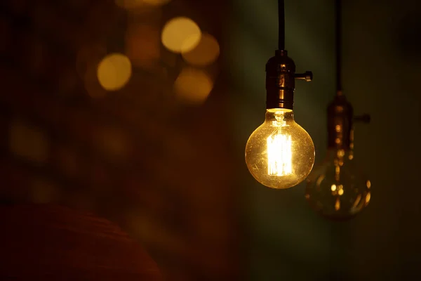 Горящая Лампочка Слабо Светится Фоне Размытых Желтых Огней Энергетический Кризис Стоковое Фото