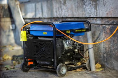 Elektriği sağlamak için taşınabilir gaz ya da dizel jeneratör. Elektrik sorunu. Kesinti.