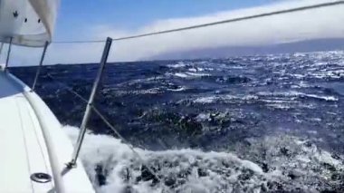 İspanya, Kanarya Adaları 'nda yatçılık. Okyanusta yelken açmak. Okyanusta son sürat giden bir yatın pruvasından bak..