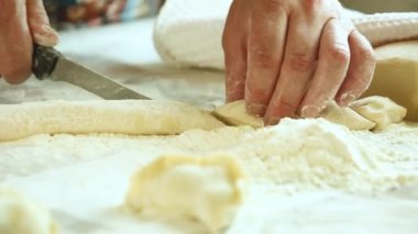 Geleneksel Ukrayna mutfağının ev yemeği. Vişneli Vareniki. Bir kadın hamuru oklavayla yuvarlar ve köfte heykeli yapar..