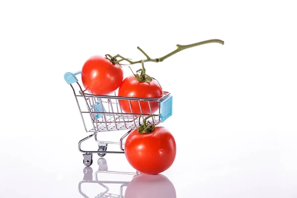 Monte Tomates Cereja Carrinho Comida Isolado Fundo Branco Profundidade Total — Fotografia de Stock