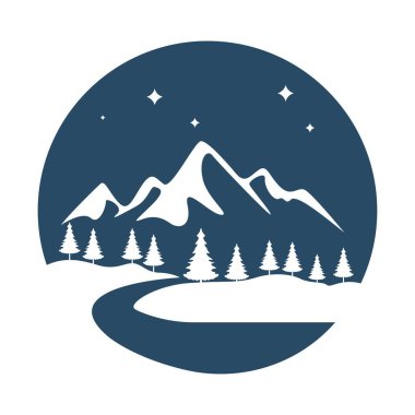 Ormandaki dağ sanatının üzerinde ay