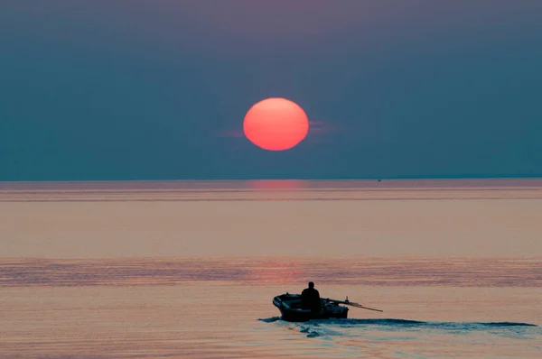Boot Mit Fischer Auf Dem Meer Mit Schönem Sonnenuntergang Kroatien — Stockfoto