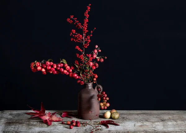 Mazzo Bacche Sul Tavolo Vaso Foto Alta Qualità — Foto Stock