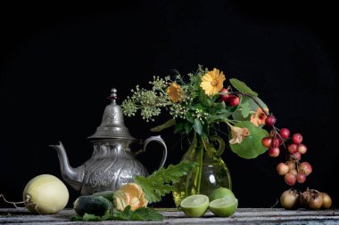 Vazodaki çiçek ve meyvelerin resmi. Yüksek kalite fotoğraf