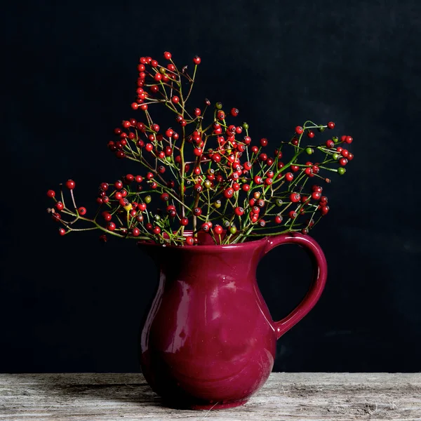 Bunch Red Berries Table Red Vase High Quality Photo — Stock Photo, Image
