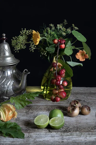 花瓶の中の花や果物の静止画 高品質の写真 — ストック写真