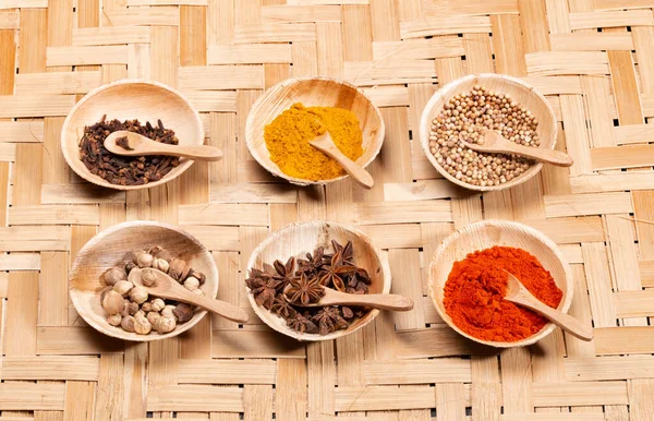 Asiatiska Kryddor Kryddor Och Kryddor Bambu Högkvalitativt Foto — Stockfoto