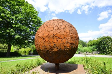 Gruga parc Almanya 'da metal bir sanat eserinde birçok el var. Yüksek kalite fotoğraf