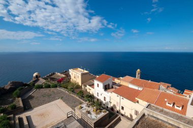 Castelsardo, Sardinya, İtalya bir tepenin üstünde güzel bir kasaba. Yüksek kalite fotoğraf