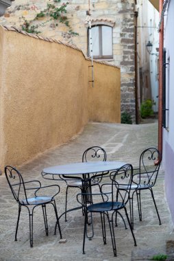 Castelsardo, Sardinya, İtalya teraslı güzel sokaklar. Yüksek kalite fotoğraf