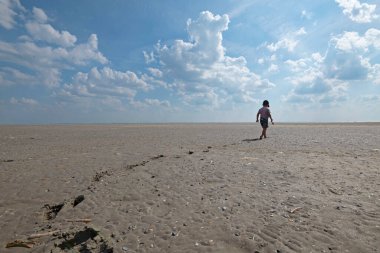  Hollanda, Ameland sahillerinde yürüyen bir çocuk. Yüksek kalite fotoğraf
