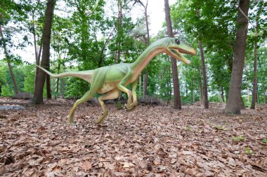 Yeşil doğal ortamda Velociraptor Dinozor. Yüksek kalite fotoğraf