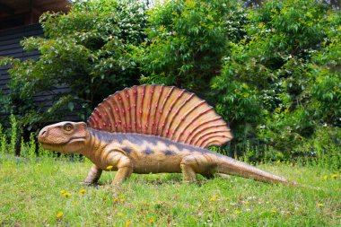 Dino Parc 'taki Edaphosaurus Dinozor modelinin yakın plan çekimi.