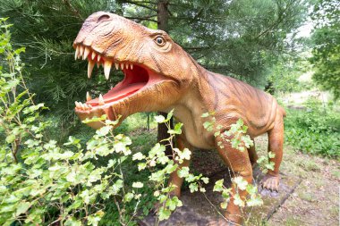 Oertijdmuseum-Boxtel-12-06-2022: Hollanda 'daki yeşil ormanda Inotrancaurus. Yüksek kalite fotoğraf