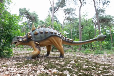 Oertijdmuseum-Boxtel-12-06-2022: Stegosaurus dinazoru yeşil doğal ortamda. Yüksek kalite fotoğraf