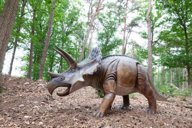 Oertijdmuseum-Boxtel-12-06-2022: Hollanda 'daki müzenin dışında Triceratops. Yüksek kalite fotoğraf