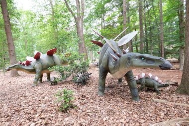 Oertijdmuseum-Boxtel-12-06-2022: Stegosaurus dinazoru yeşil doğal ortamda. Yüksek kalite fotoğraf