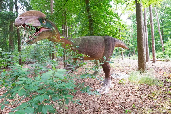 Oertijdmuseum-Boxtel-12-06-2022: Hollanda ormanlarında yürüyen Allusaurus. Yüksek kalite fotoğraf