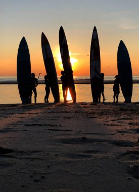 Petten-The Hollanda-20-05-2020: Gün batımında sahilde sörf tahtaları. Yüksek kalite fotoğraf