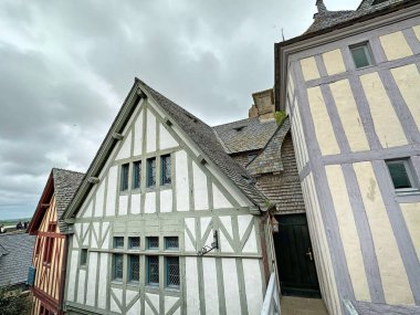  Fransa 'nın ünlü Mont Saint Michel adasındaki eski şehrin eski binaları. Yüksek kalite fotoğraf