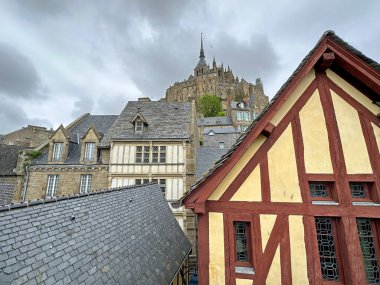  Fransa 'nın ünlü Mont Saint Michel adasındaki eski şehrin eski binaları. Yüksek kalite fotoğraf