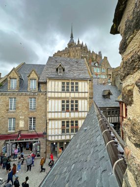  Fransa 'nın ünlü Mont Saint Michel adasındaki eski şehrin eski binaları. Yüksek kalite fotoğraf