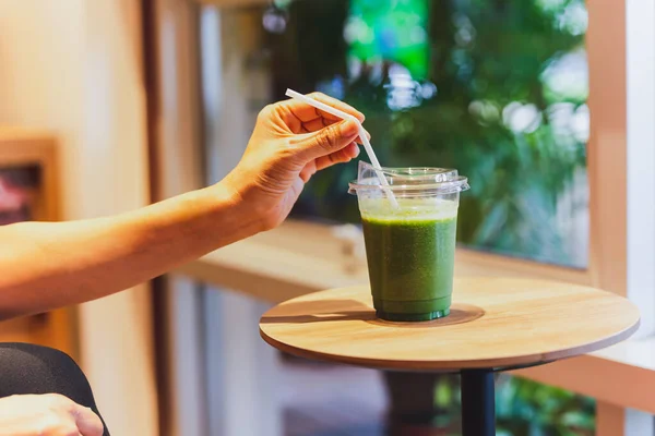 健康饮食概念女性在咖啡店喝绿茶 — 图库照片