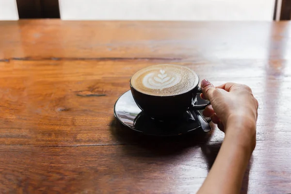 Kobieta Ręka Trzyma Filiżankę Kawy Kawiarni — Zdjęcie stockowe
