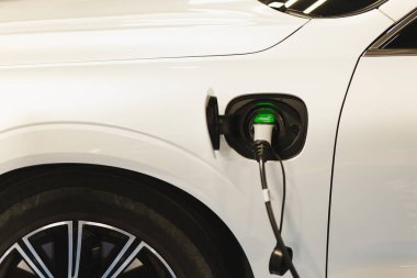 Araç şarj pilleri olan elektrikli araba şarj istasyonu. Ulaşım Geleceği