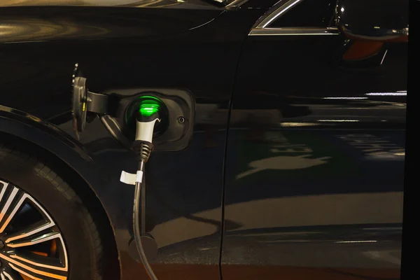Електромобіль Заряджається Станцією Зарядженими Батареями Майбутнє Транспортування — стокове фото