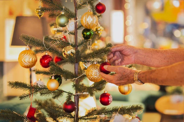 Senior Man Versieren Een Kerstboom Thuis — Stockfoto