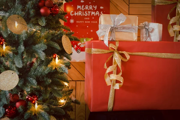 Kerstboom Met Licht Kerstcadeautjes Kamer — Stockfoto